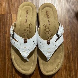 Like new sandals/ flip flops size 10